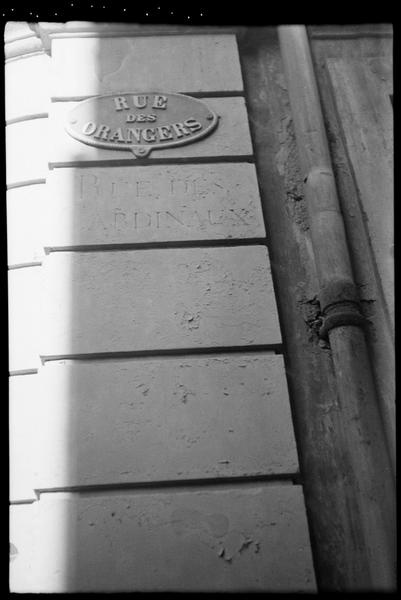 Façade sur la rue des Orangers ; refends d'angle avec panneau de signalisation de la rue.