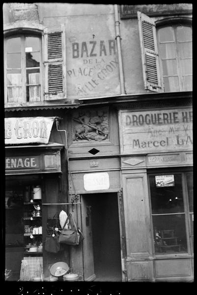 Façade sur rue ; bas-relief sculpté représentant saint Georges, situé au-dessus de la porte d'entrée.