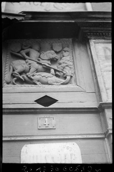 Façade sur rue ; bas-relief sculpté représentant saint Georges, situé au-dessus de la porte d'entrée.