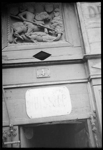 Façade sur rue ; bas-relief sculpté représentant saint Georges, situé au-dessus de la porte d'entrée.