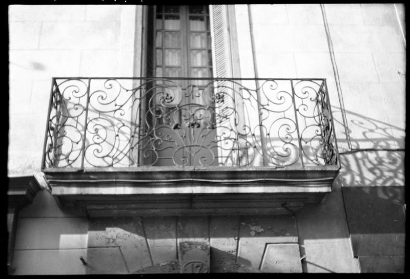 Façade sur rue ; balcon en fer forgé.