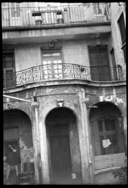 Façade sur cour ; balcon en fer forgé.