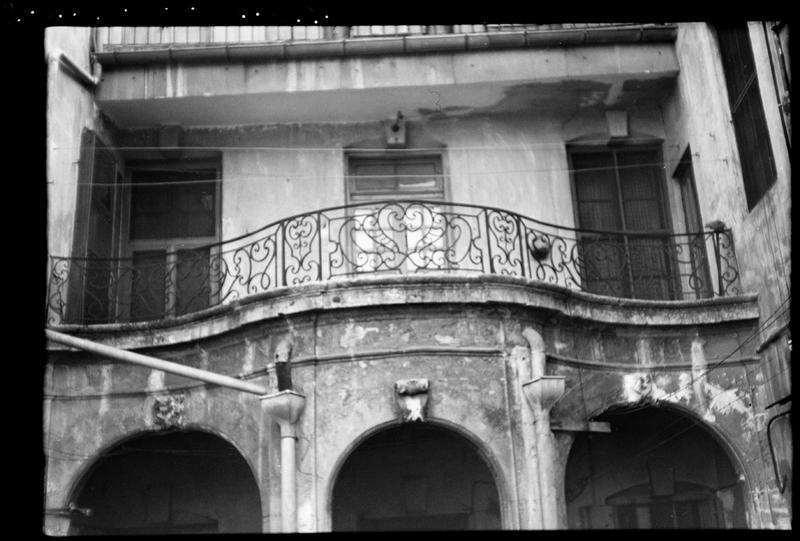 Façade sur cour ; balcon en fer forgé.