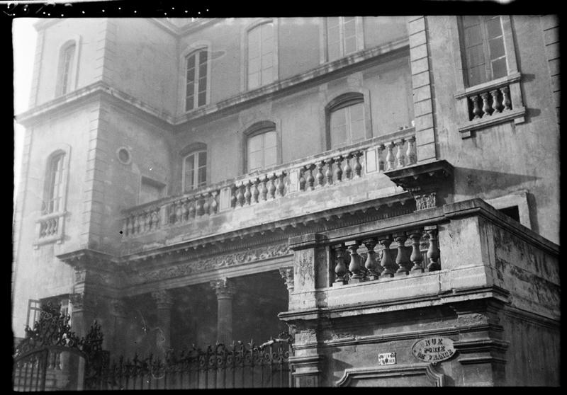 Partie inférieure de la façade sur rue.