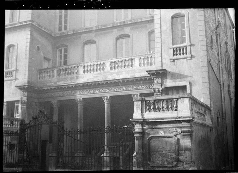 Partie inférieure de la façade sur rue.