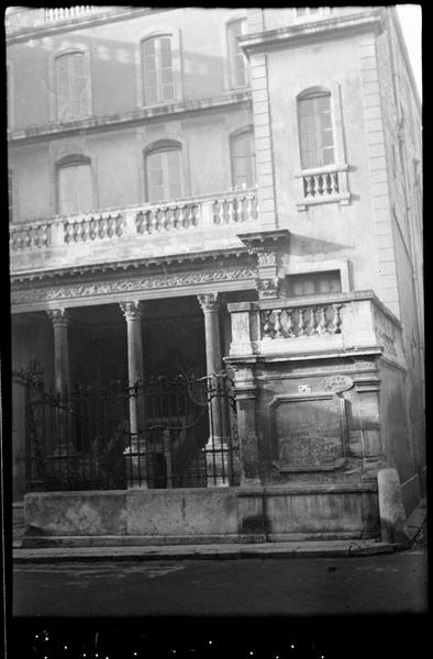 Partie inférieure de la façade sur rue.