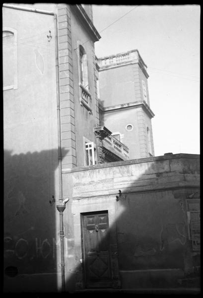 Façade latérale et portail donnant sur la cour d'honneur.