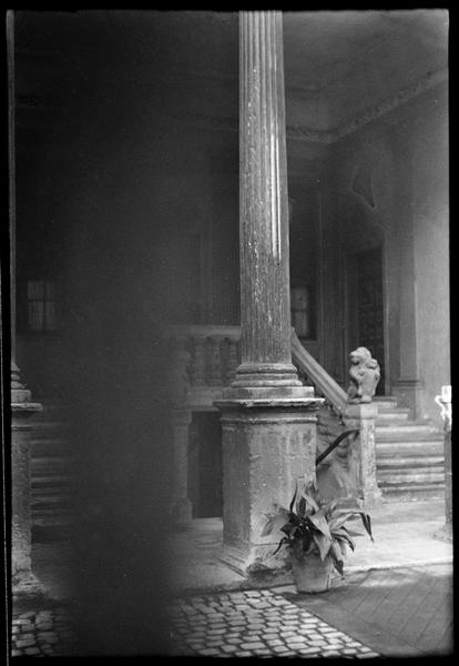 Intérieur ; départ de l'escalier.