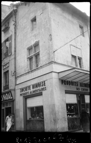 Façades d'angle ; deux fenêtres à meneaux du premier étage donnant l'une sur la rue des Marchands, l'autre sur la place aux Herbes.