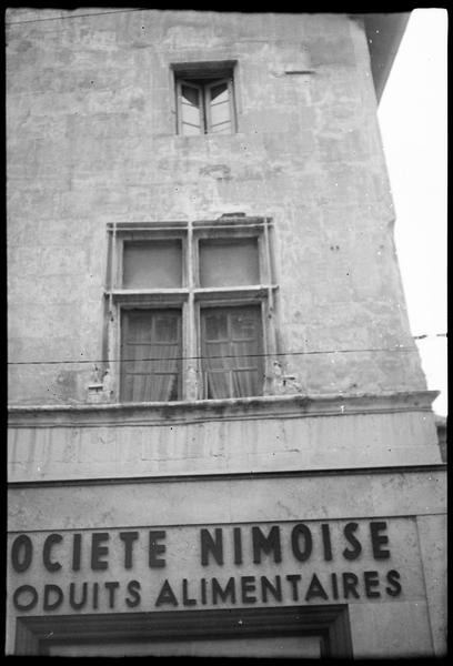 Façades d'angle ; fenêtre à meneaux du premier étage donnant sur la rue des Marchands.