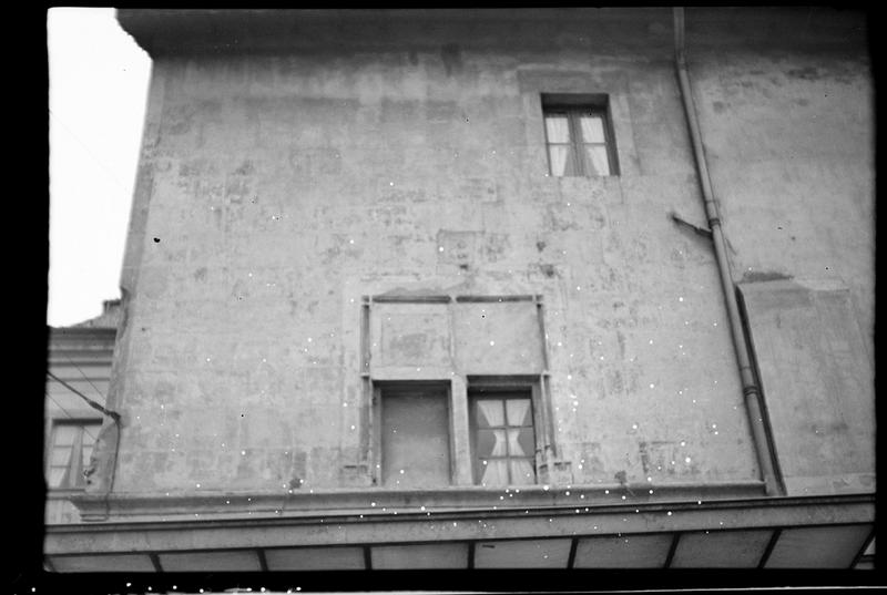 Façades d'angle ; fenêtre à meneaux du premier étage donnant sur la place aux Herbes.