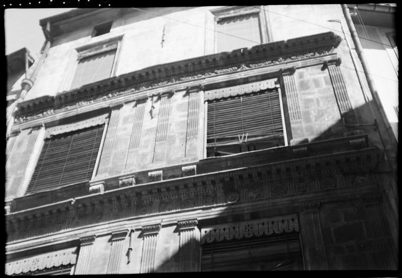 Façade sur rue ; décor du 17e siècle de style Renaissance.