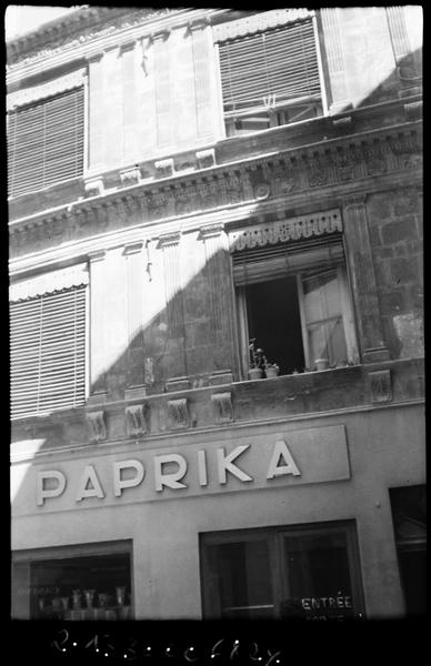 Façade sur rue ; décor du 17e siècle de style Renaissance.