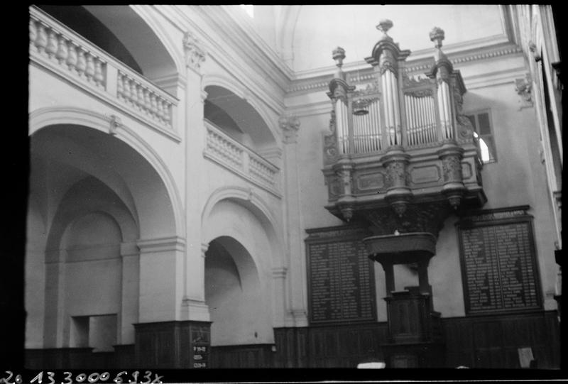 Intérieur ; vue vers l'orgue.