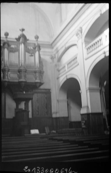 Intérieur ; vue vers l'orgue.