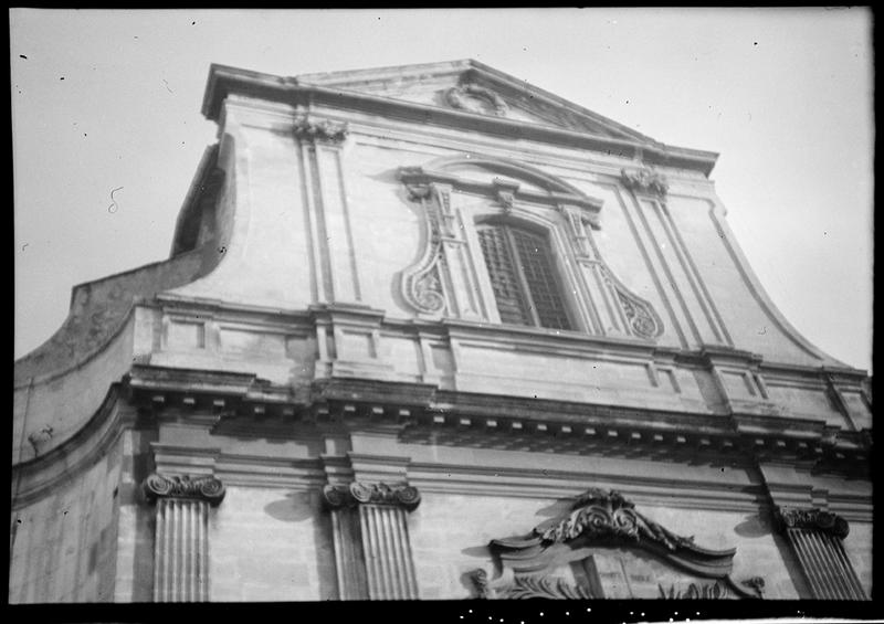 Partie supérieure de la façade.