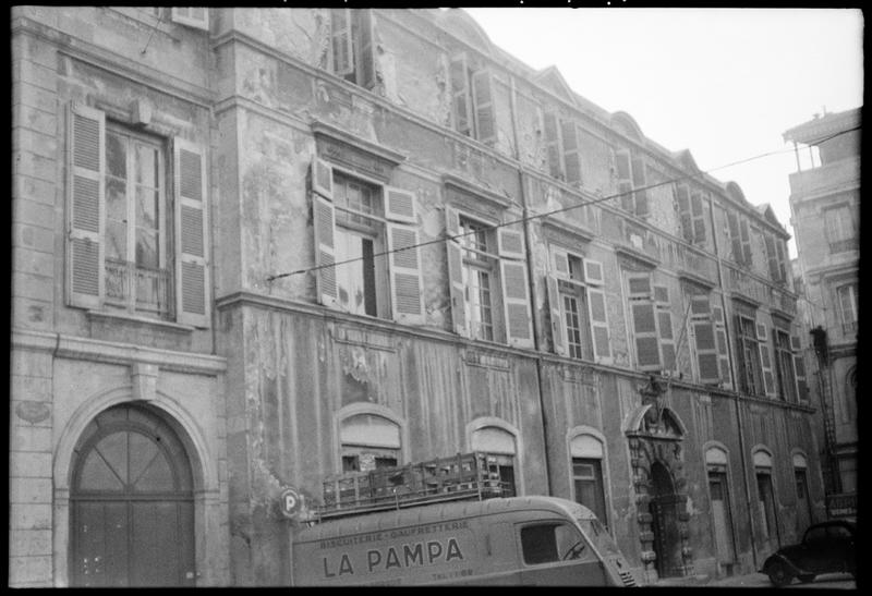 Façade sur place.