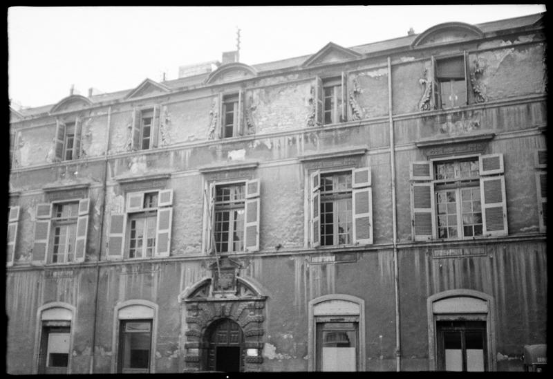 Façade sur place.