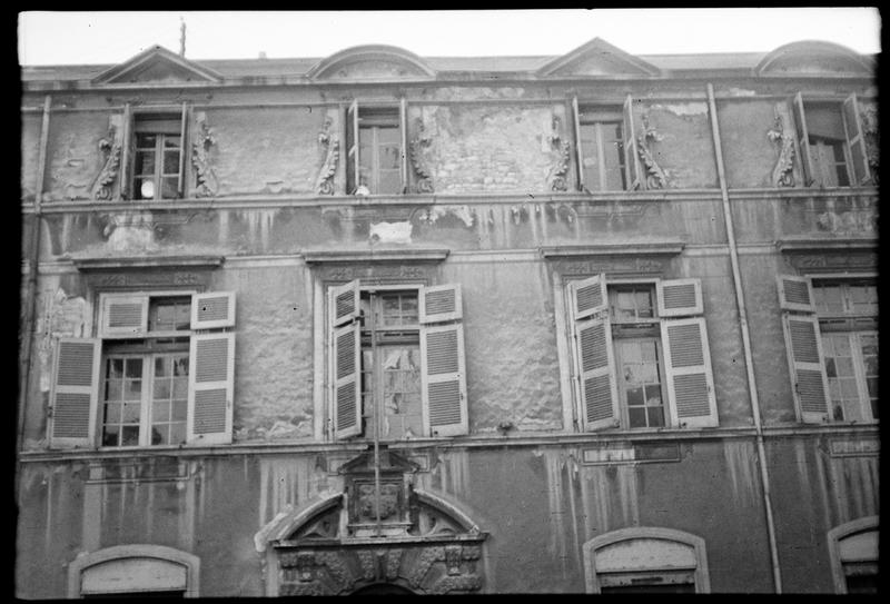 Façade sur place.