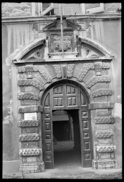 Façade sur place ; portail.