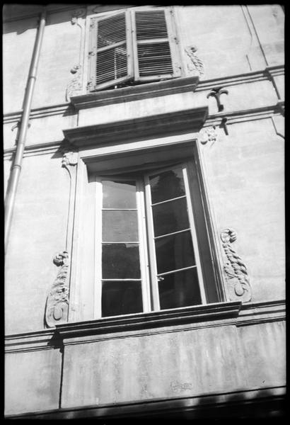 Fenêtres de la façade sur rue.