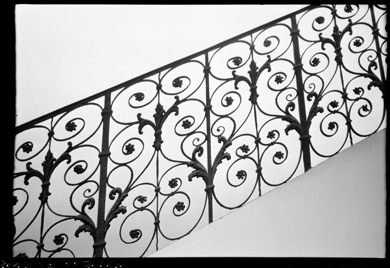 Escalier avec sa rampe en fer forgé.