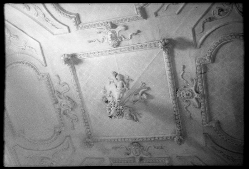 Plafond décoré de stucs de l'escalier à quatre noyaux qui date des travaux des alentours de 1660.