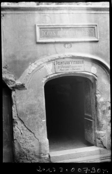 Façades sur rue ; entrée.