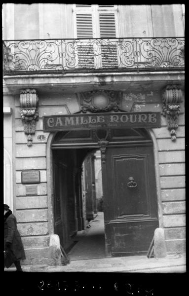 Façade sur rue de la Violette ; portail et balcon en fer forgé.