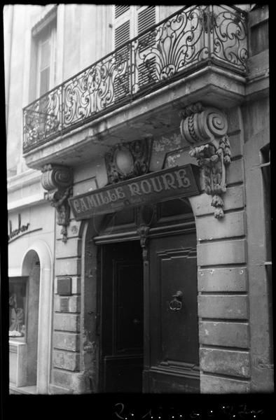 Façade sur rue de la Violette ; portail et balcon en fer forgé.