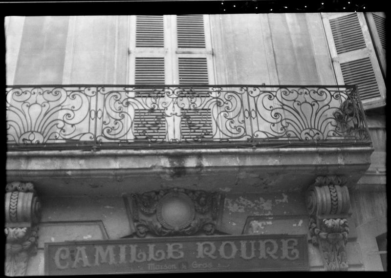 Façade sur rue de la Violette ; balcon en fer forgé.