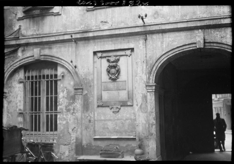 Façade sur cour avec inscription 1620.