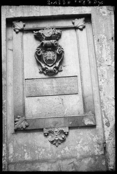 Façade sur cour ; inscription 1620 sub umbra alarum tuarum protege nos domine et benedic domum istam et omnes habitantes in ea MDCXX.