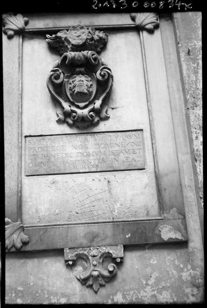 Façade sur cour ; inscription 1620 sub umbra alarum tuarum protege nos domine et benedic domum istam et omnes habitantes in ea MDCXX.