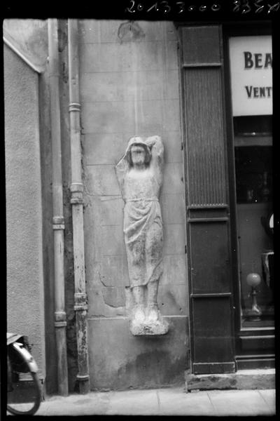 Façade sur rue Régale ; haut-relief.