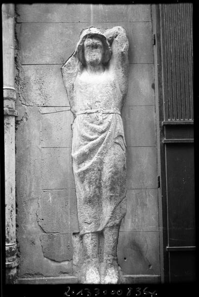 Façade sur rue Régale ; haut-relief d'un therme.