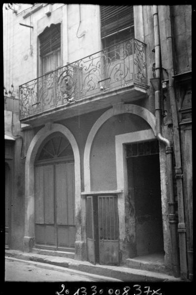 Façade sur rue ; balcon en fer forgé du premier étage.