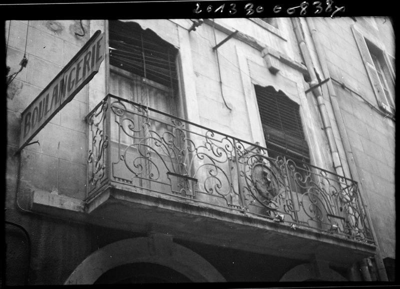 Façade sur rue ; balcon en fer forgé du premier étage.