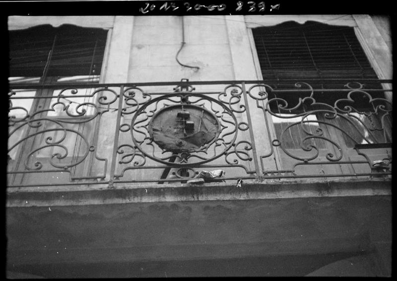 Façade sur rue ; balcon en fer forgé du premier étage.