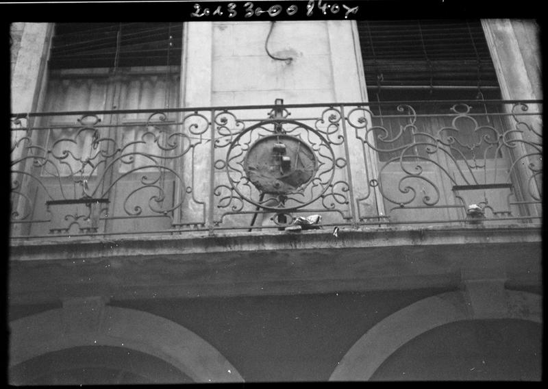 Façade sur rue ; balcon en fer forgé du premier étage.