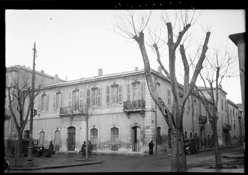 Façades sur la place et sur la rue du Fort.