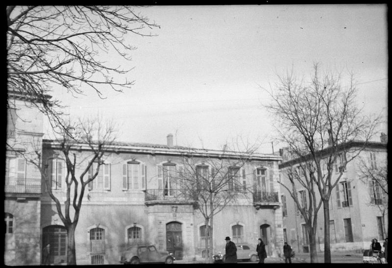 Façades sur la place.