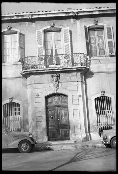 Façade sur la place ; travée centrale.