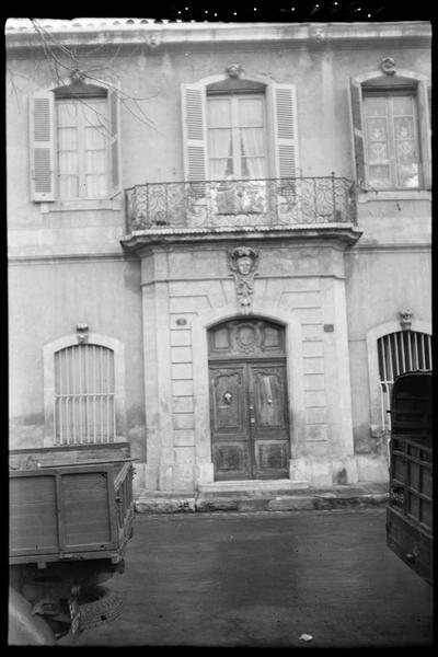 Façade sur la place ; travée centrale.