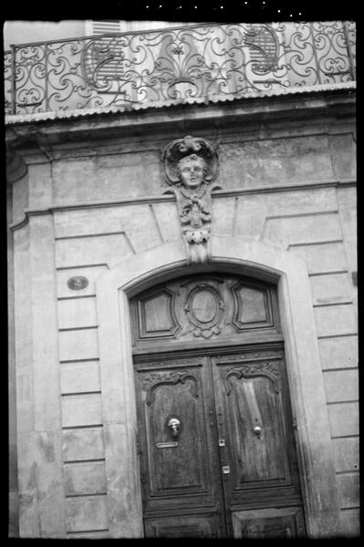 Façade sur la place ; porte.