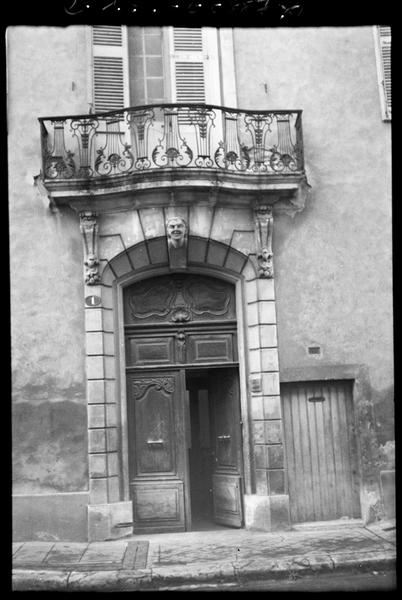 Façade sur la rue du Fort ; portail.