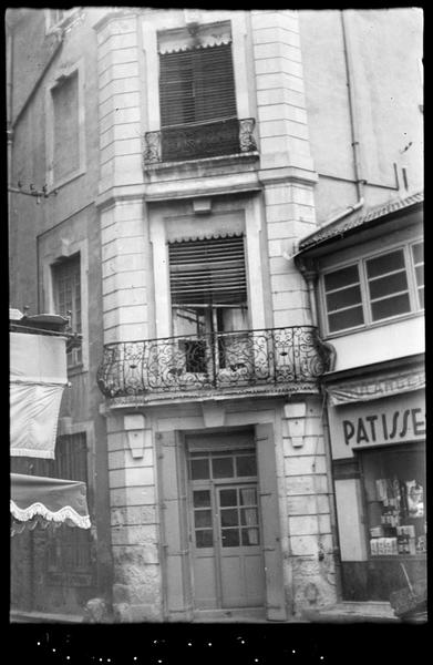 Façade avec balcon en fer forgé.