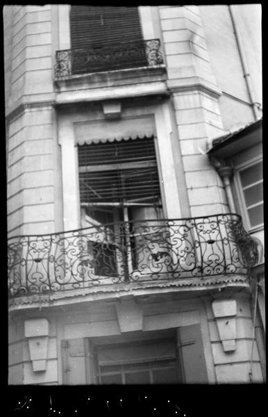 Façade avec balcon en fer forgé.