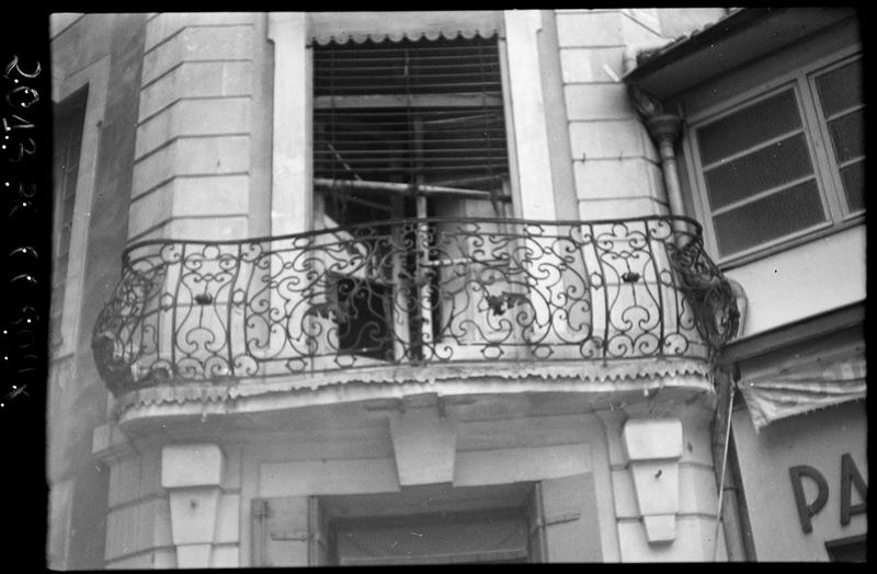 Balcon en fer forgé du premier étage sur le pan coupé.