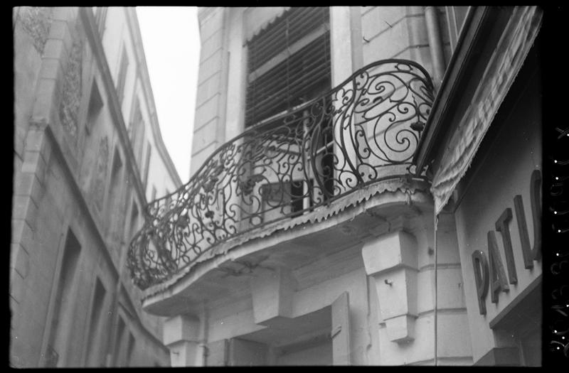 Balcon en fer forgé du premier étage sur le pan coupé.